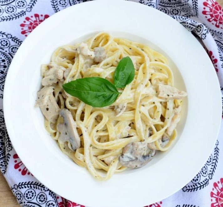 Фетучини с курицей и грибами